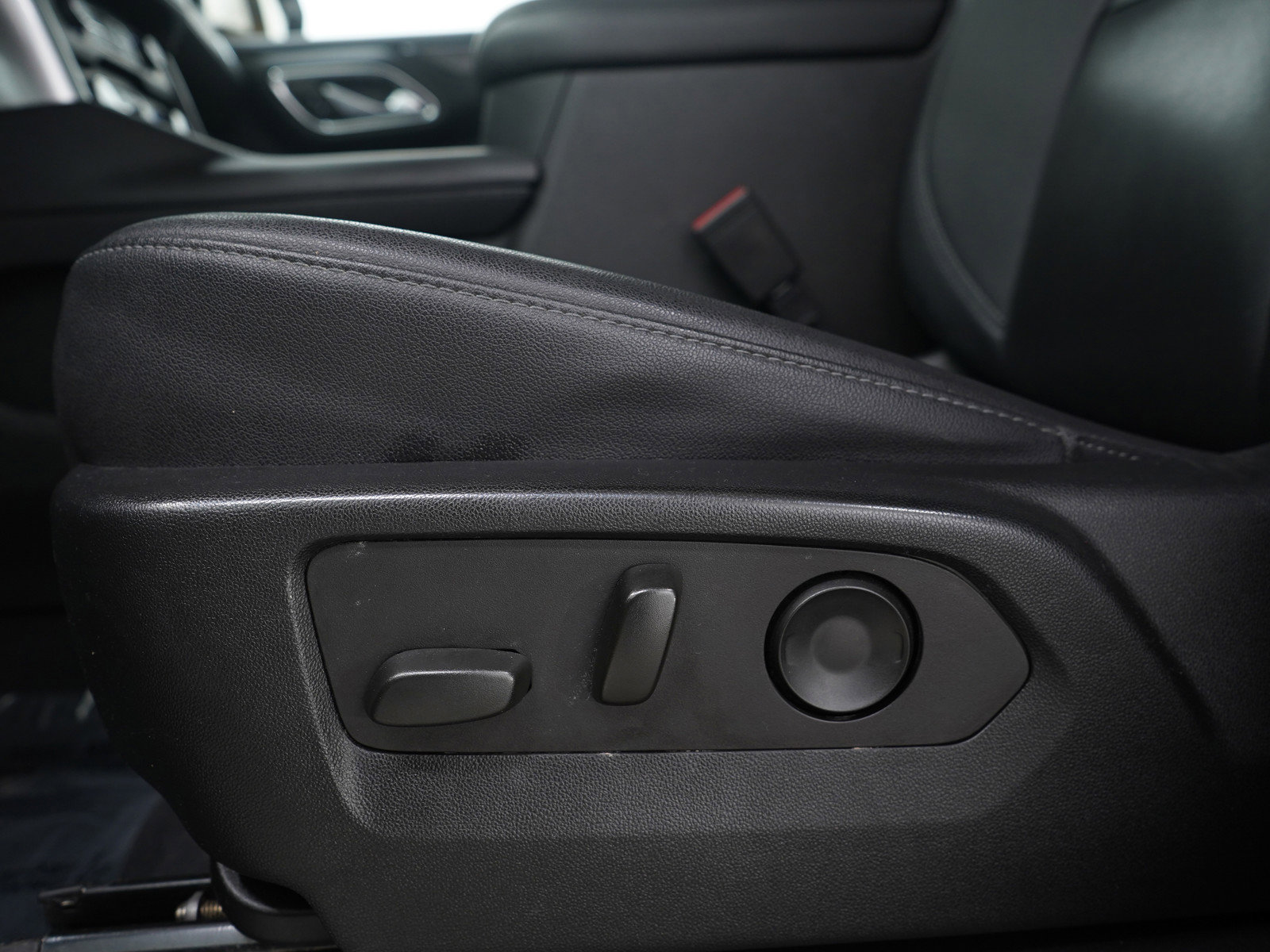 Used 2022 Chevrolet Suburban LT w/ Luxury Package image 26