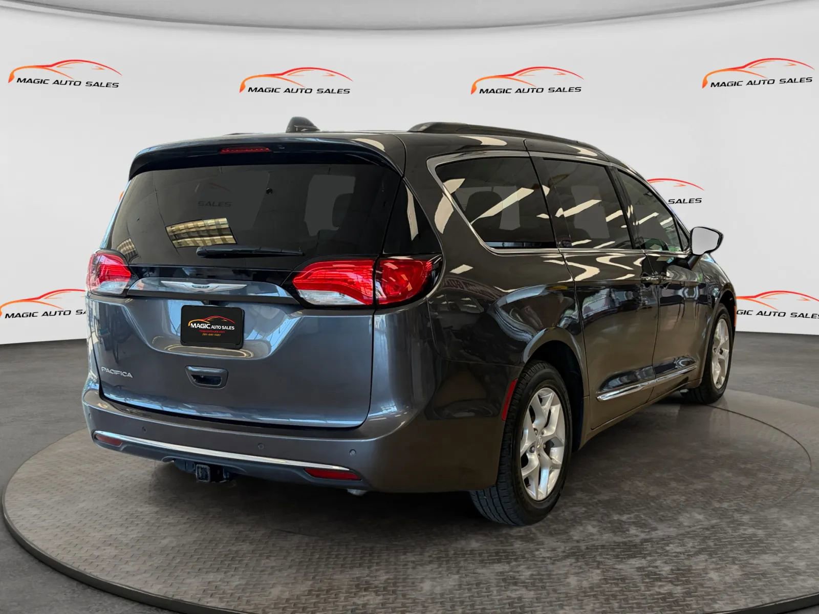 Used 2017 Chrysler Pacifica Touring-L FWD image 10