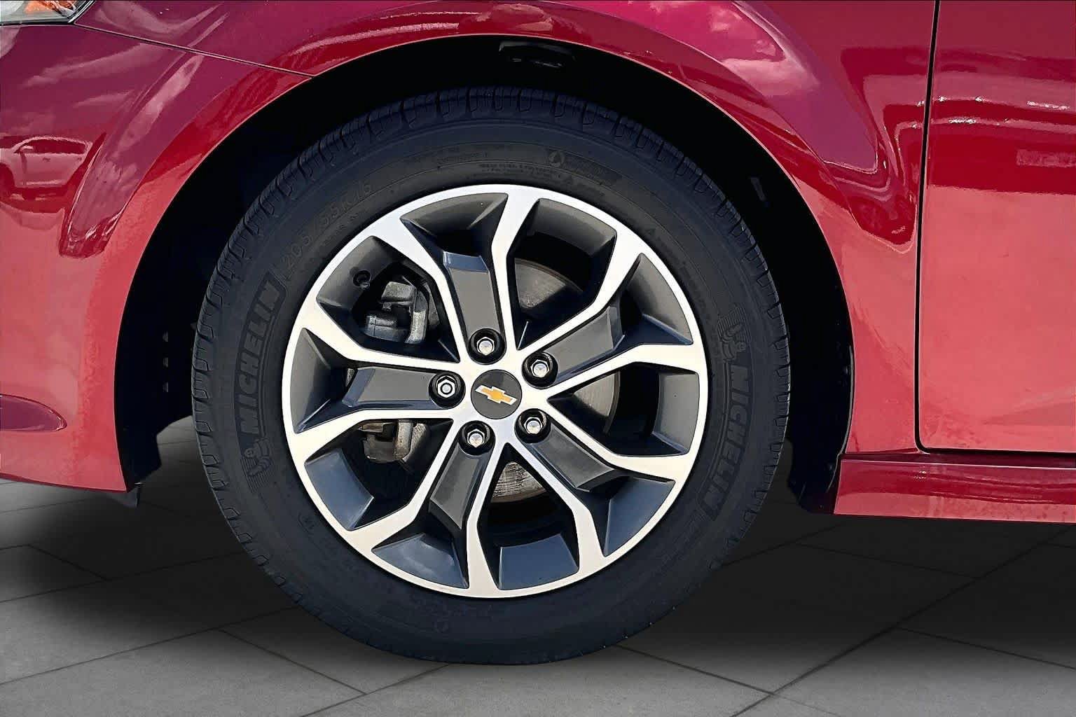 Used 2017 Chevrolet Sonic LT w/ Convenience Package FWD image 11