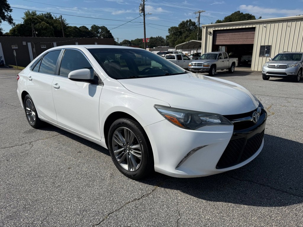 Used 2017 Toyota Camry SE image 3