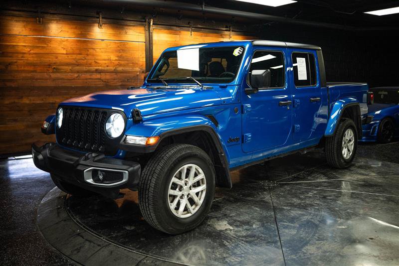 Used 2023 Jeep Gladiator Sport AWD/4WD image 2