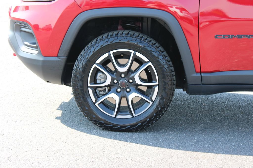 Used 2025 Jeep Compass Trailhawk AWD/4WD image 17