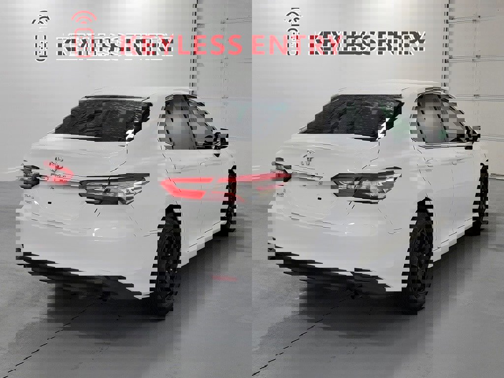 Used 2018 Toyota Camry L image 10