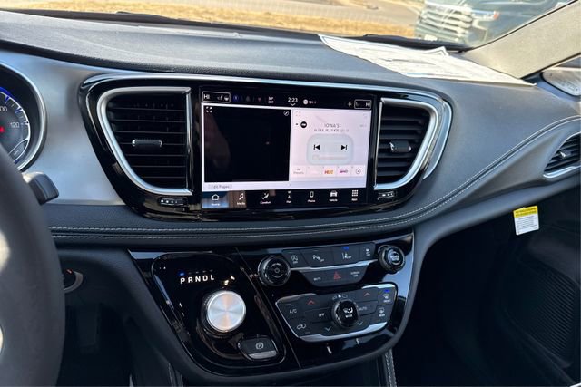 New 2026 Chrysler Pacifica Limited w/ Uconnect Theater Family Group image 13