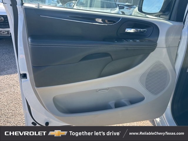 Used 2016 Dodge Grand Caravan SE image 19