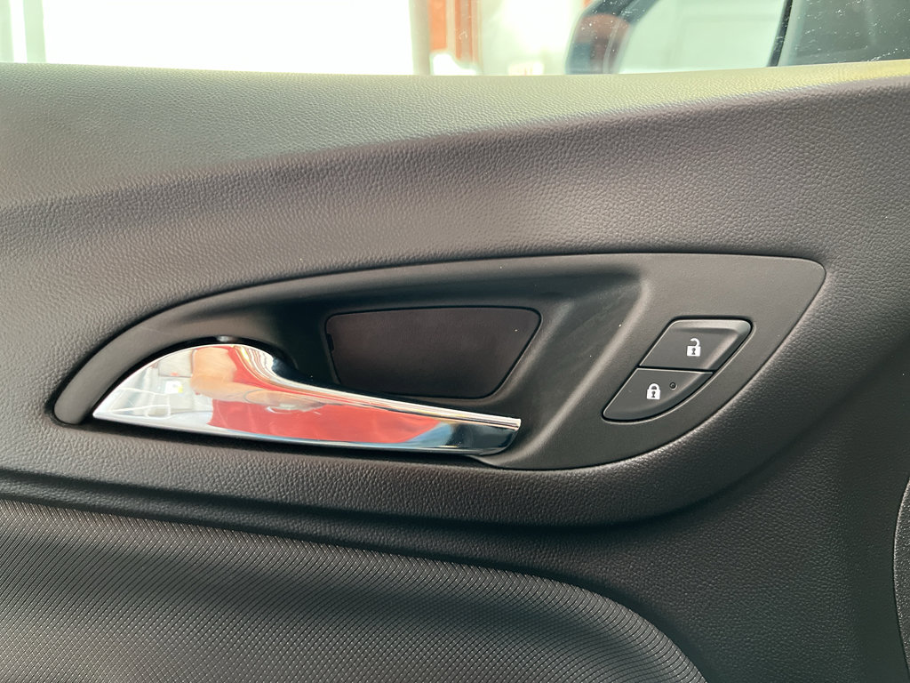 Used 2023 Chevrolet Equinox RS FWD image 28