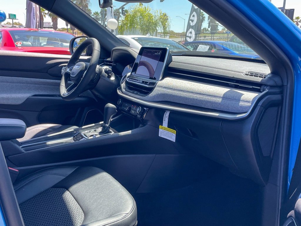 New 2025 Jeep Compass Latitude image 18