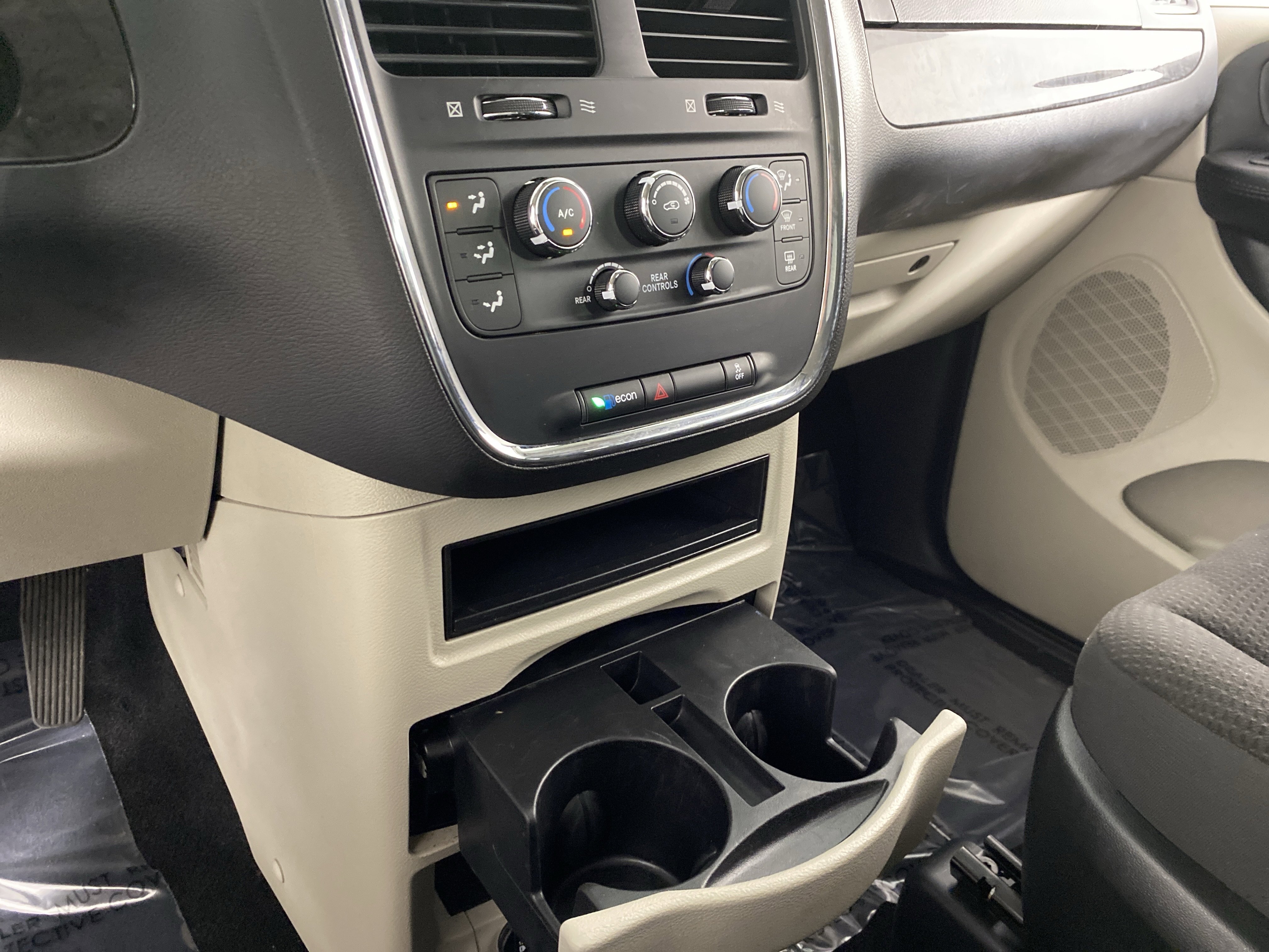 Used 2018 Dodge Grand Caravan SE w/ UConnect Hands-Free Group FWD image 35