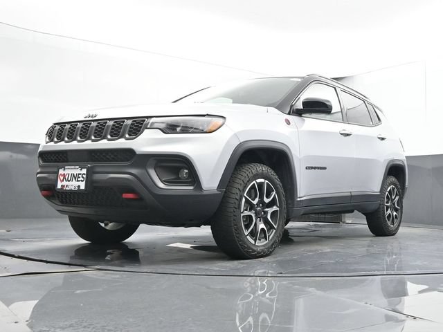 Used 2025 Jeep Compass Trailhawk AWD/4WD image 46