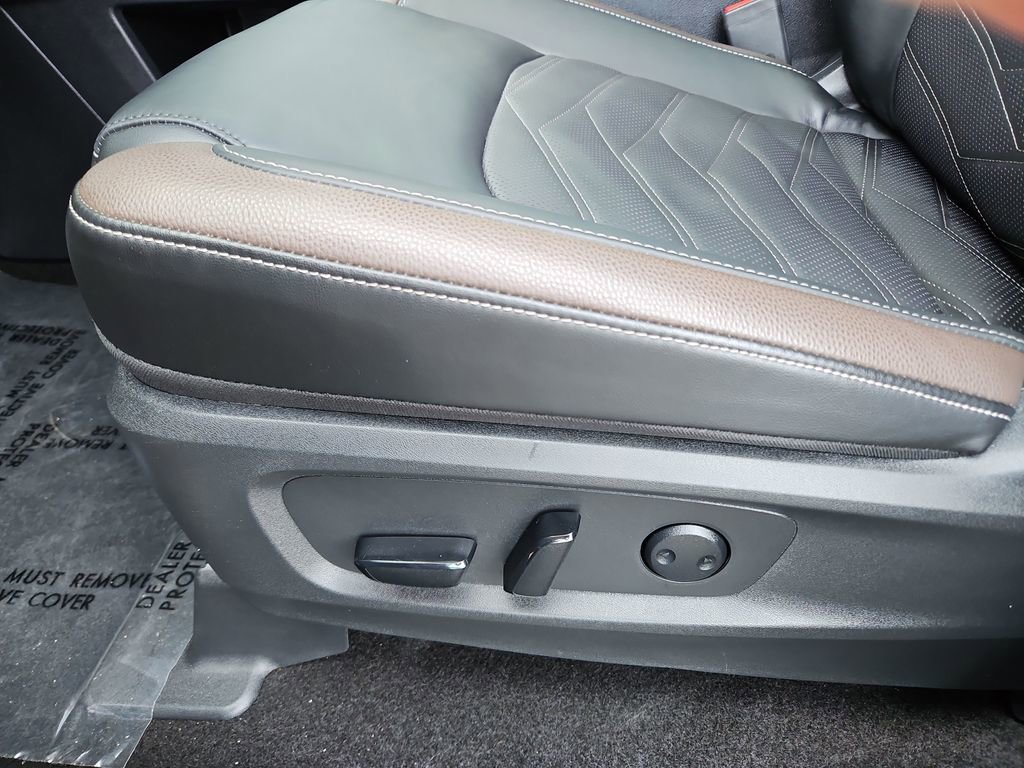 Used 2025 Nissan Pathfinder Platinum image 27