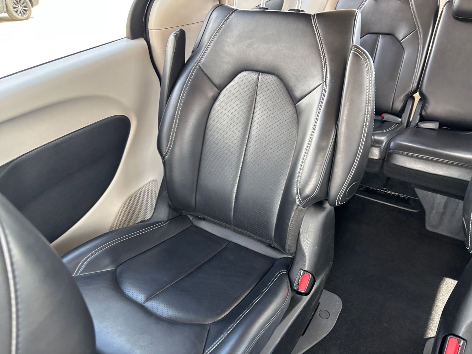 Used 2023 Chrysler Pacifica Touring-L FWD image 42