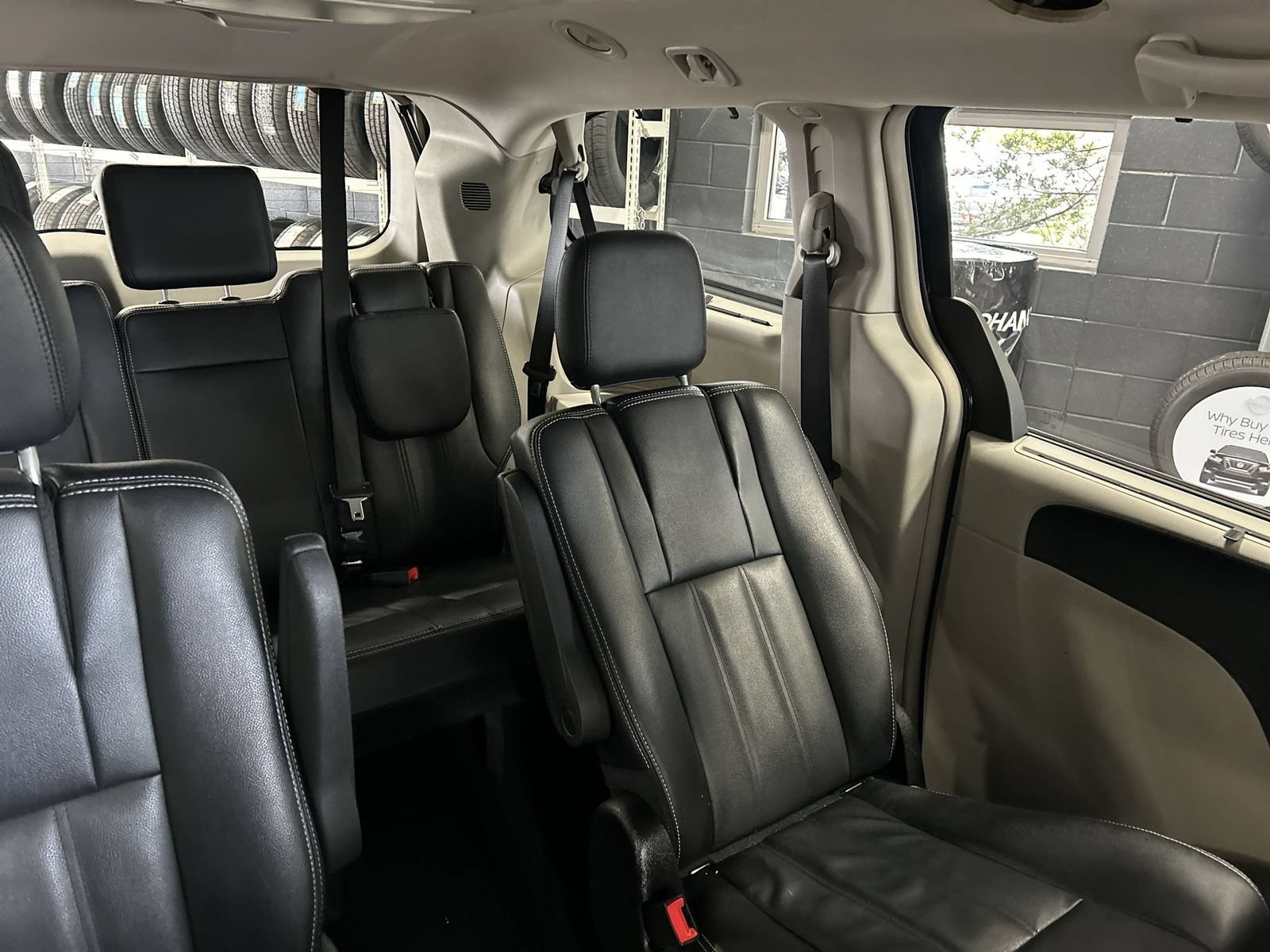 Used 2016 Chrysler Town & Country Touring w/ Driver Convenience Group FWD image 6