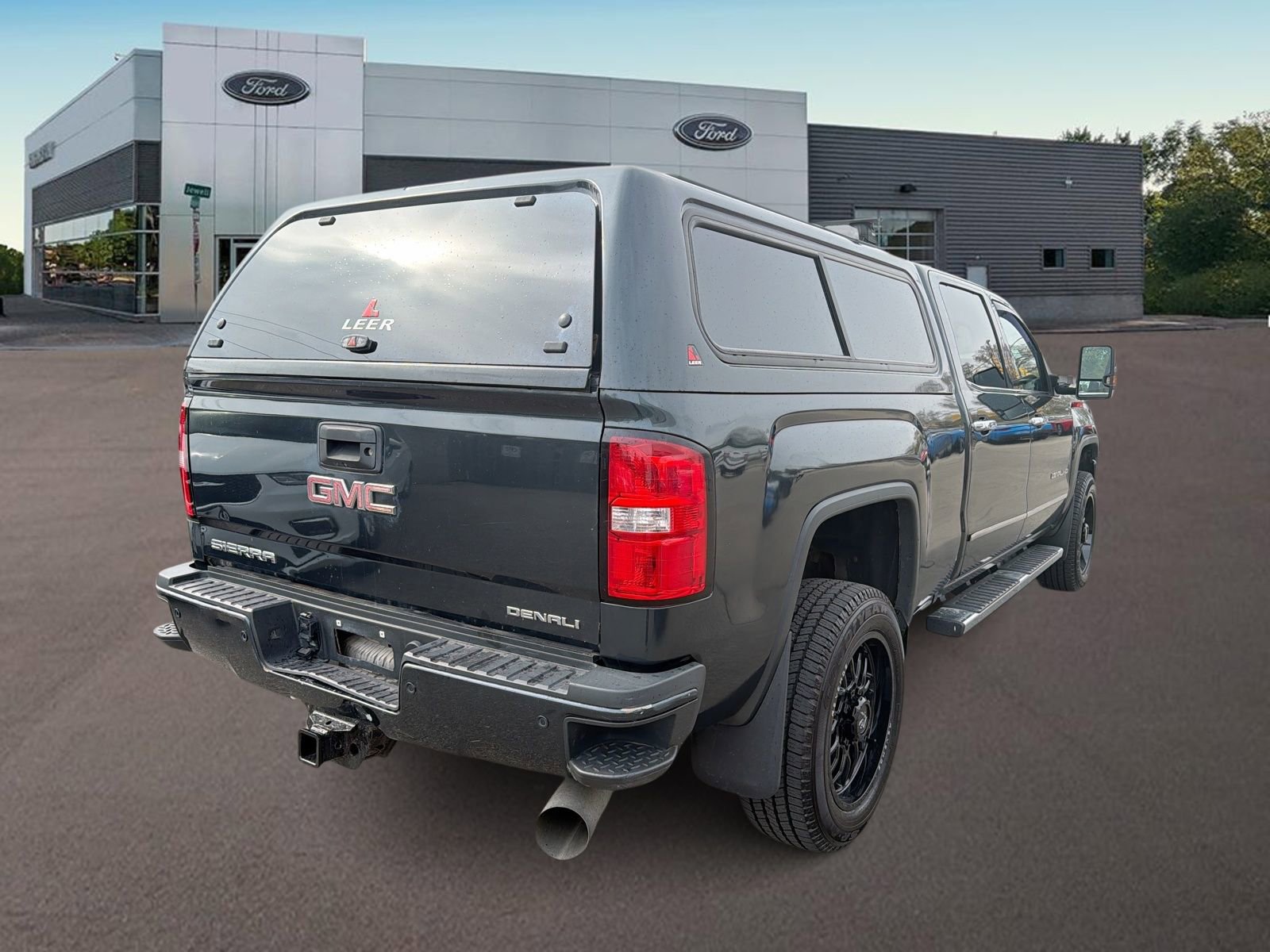 Used 2018 GMC Sierra 2500 Denali w/ Duramax Plus Package AWD/4WD image 9