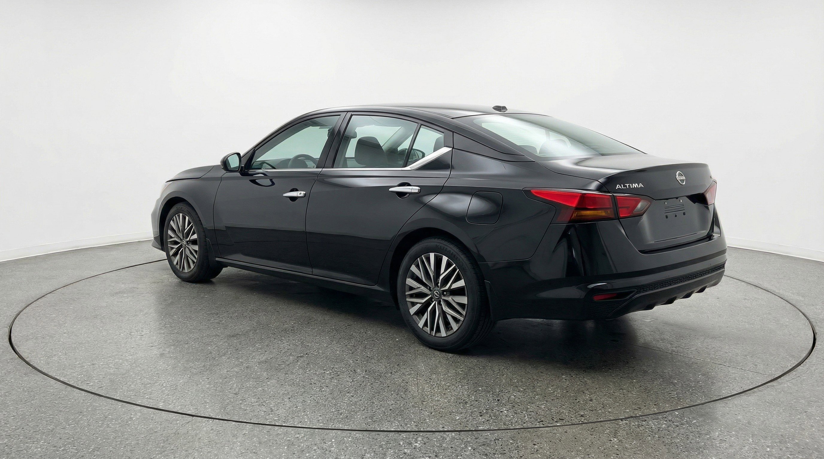 Used 2025 Nissan Altima 2.5 SV FWD image 6