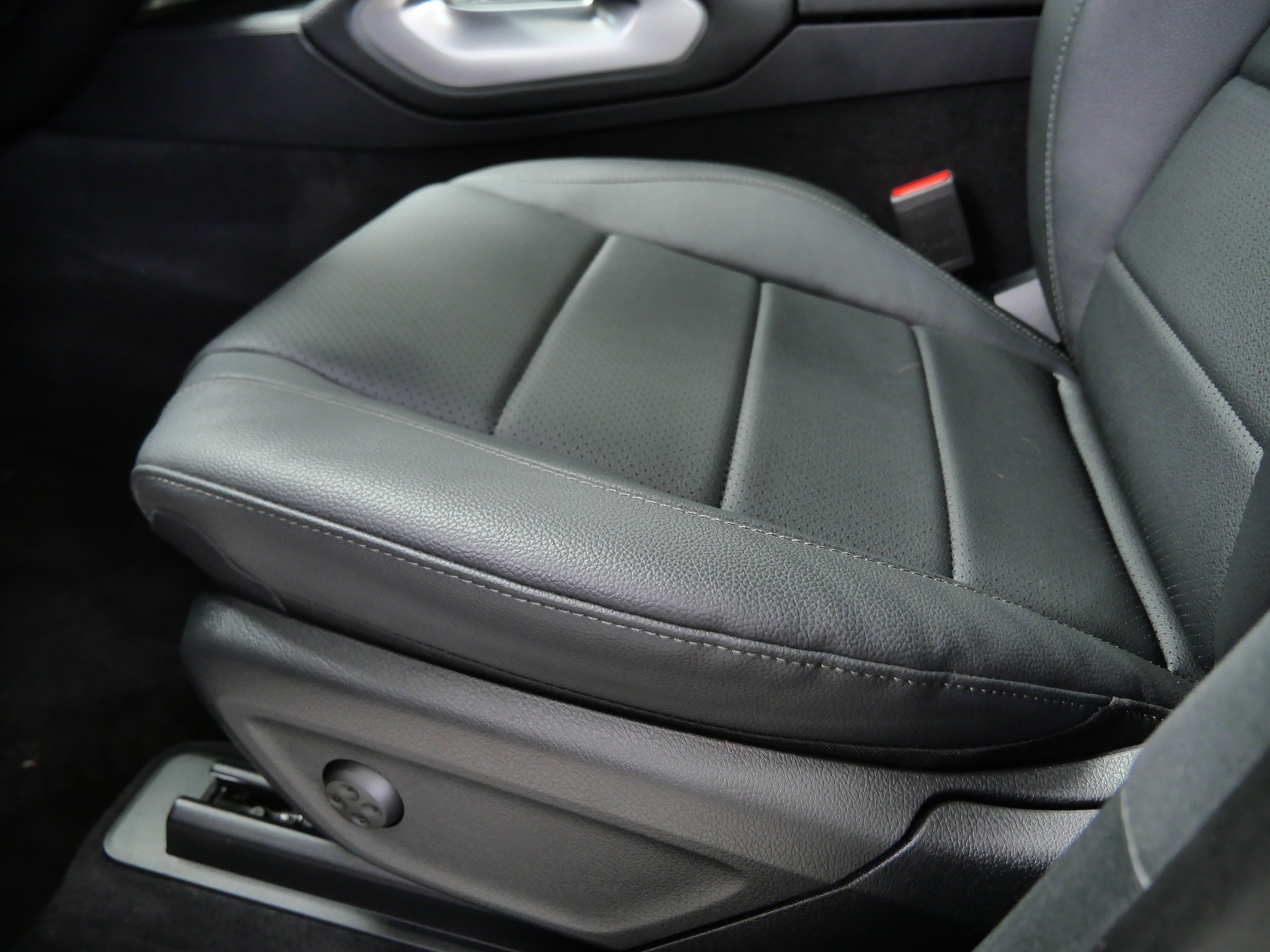 Certified 2025 Mercedes-Benz GLE 450e 4MATIC w/ Driver Assistance Package image 19