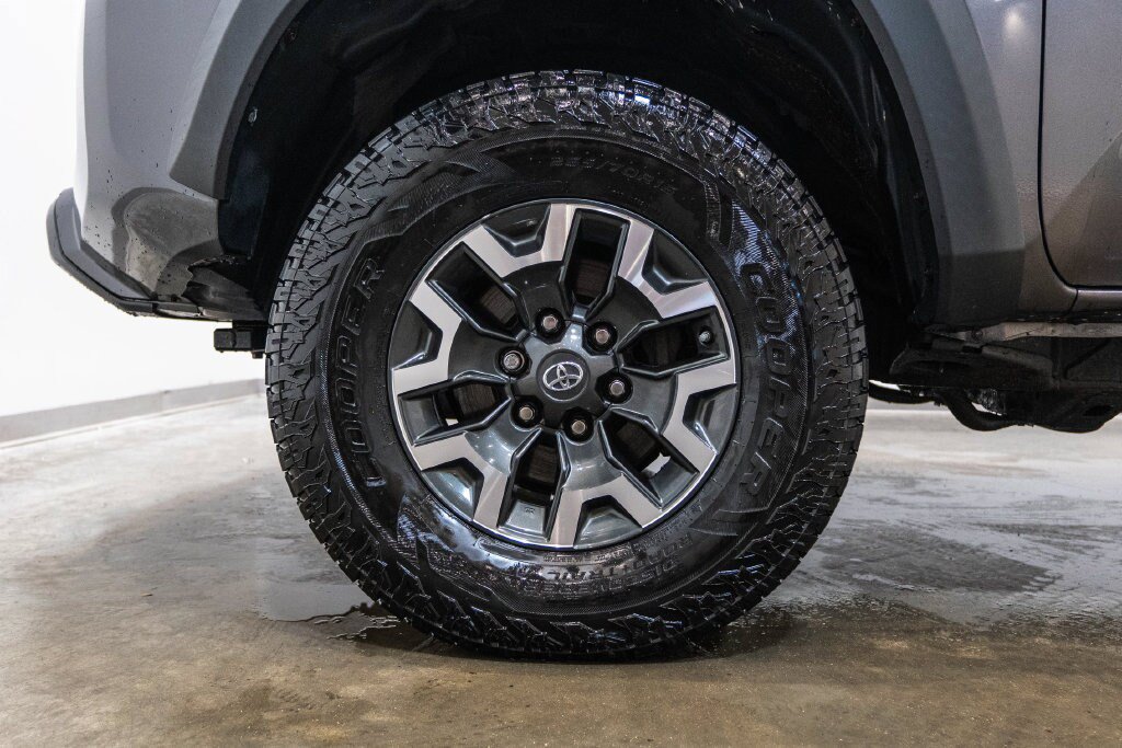 Used 2017 Toyota Tacoma TRD Off-Road AWD/4WD image 9