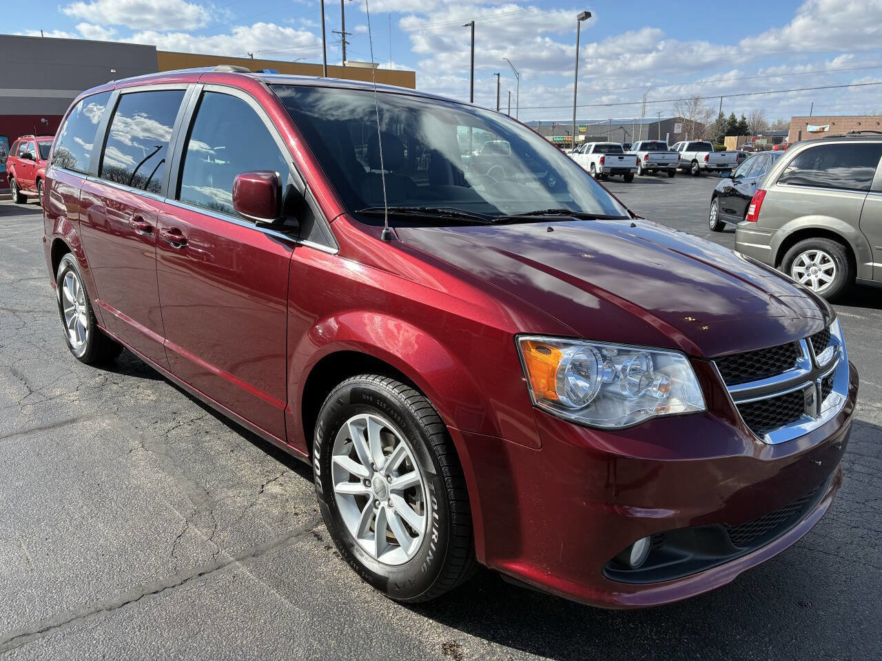 Used 2019 Dodge Grand Caravan SXT image 1