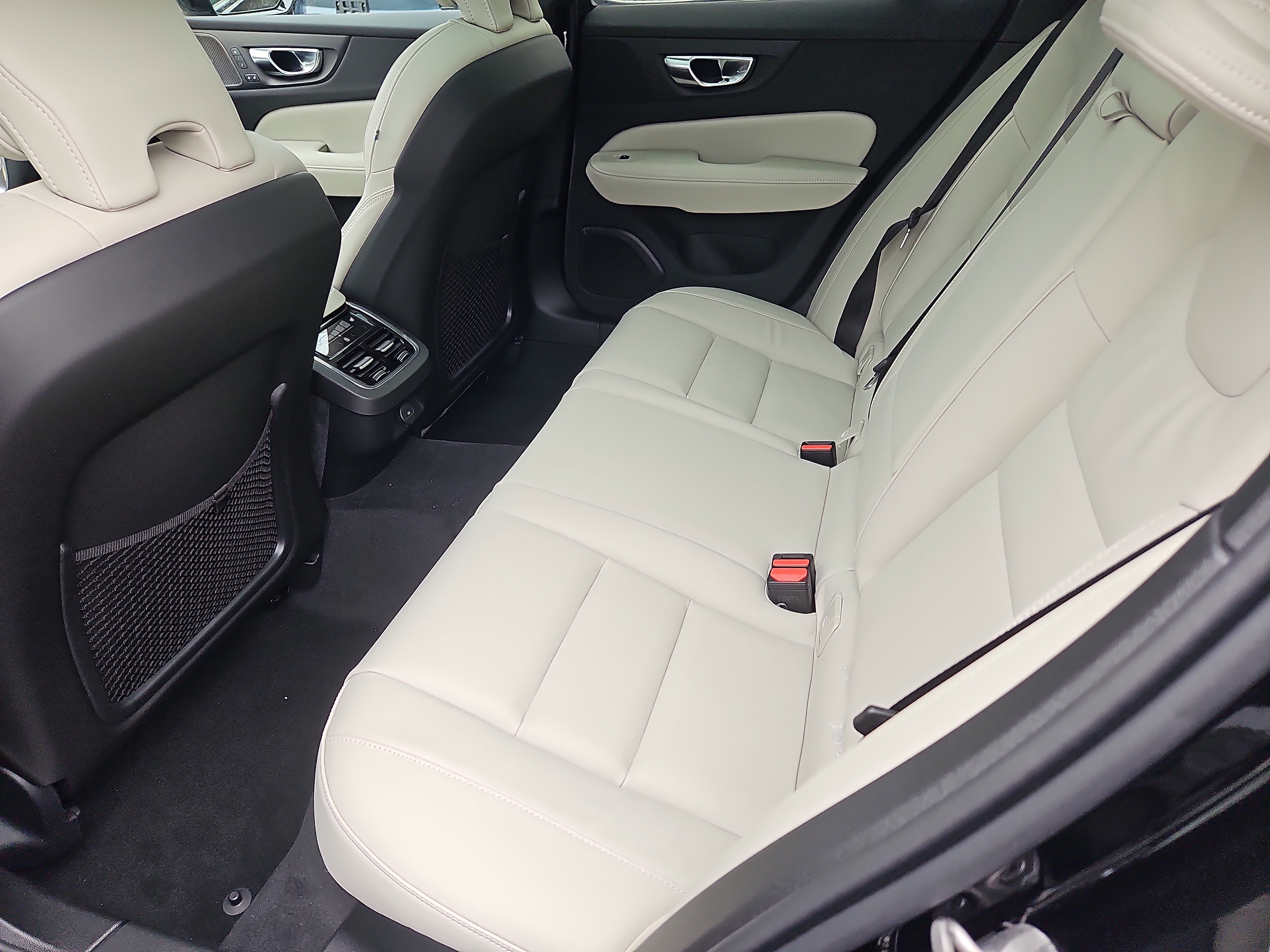 New 2026 Volvo V60 B5 Cross Country Ultra w/ Protection Package Premier image 22