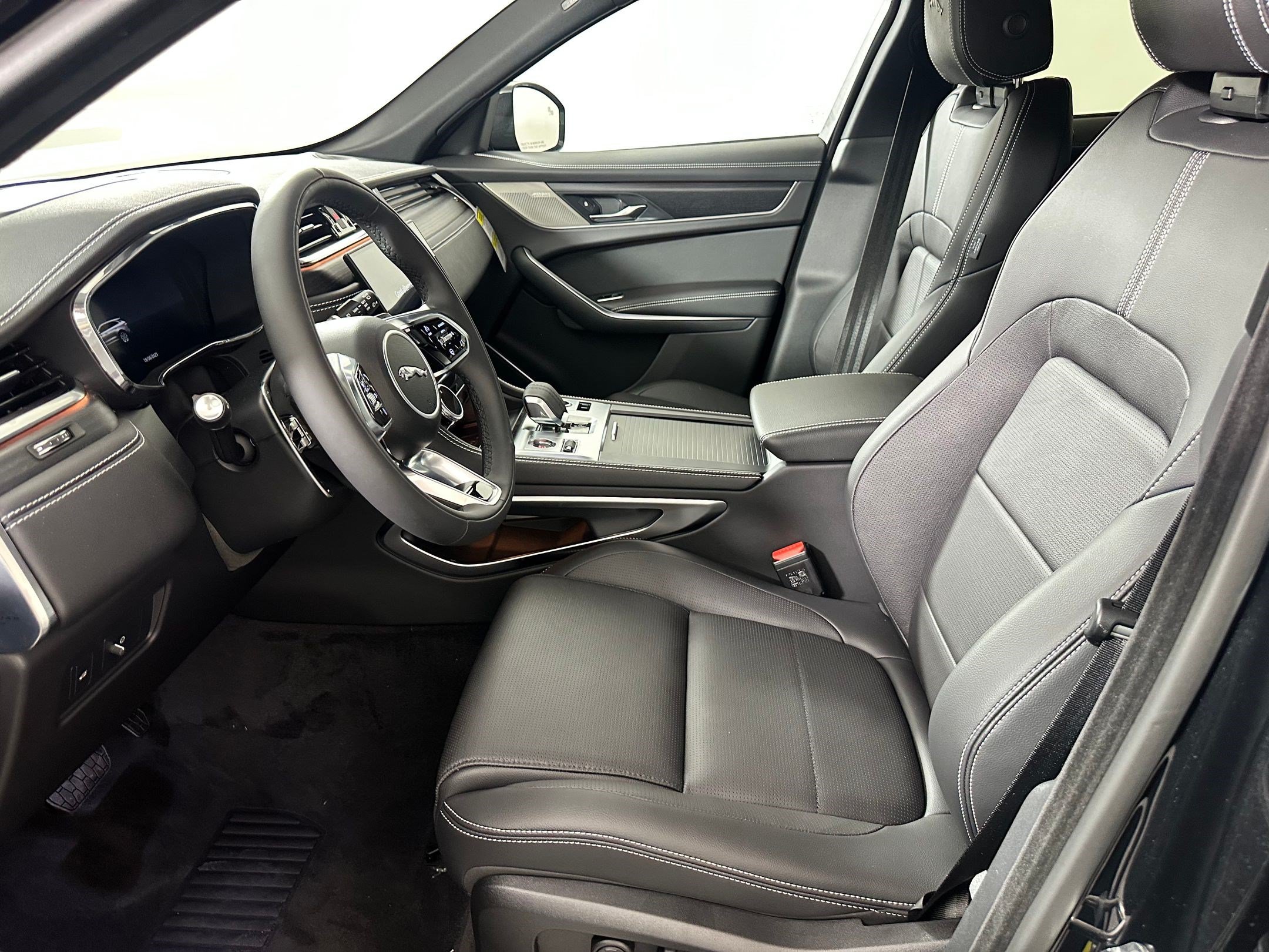 Used 2026 Jaguar F-PACE R-Dynamic S AWD/4WD image 4