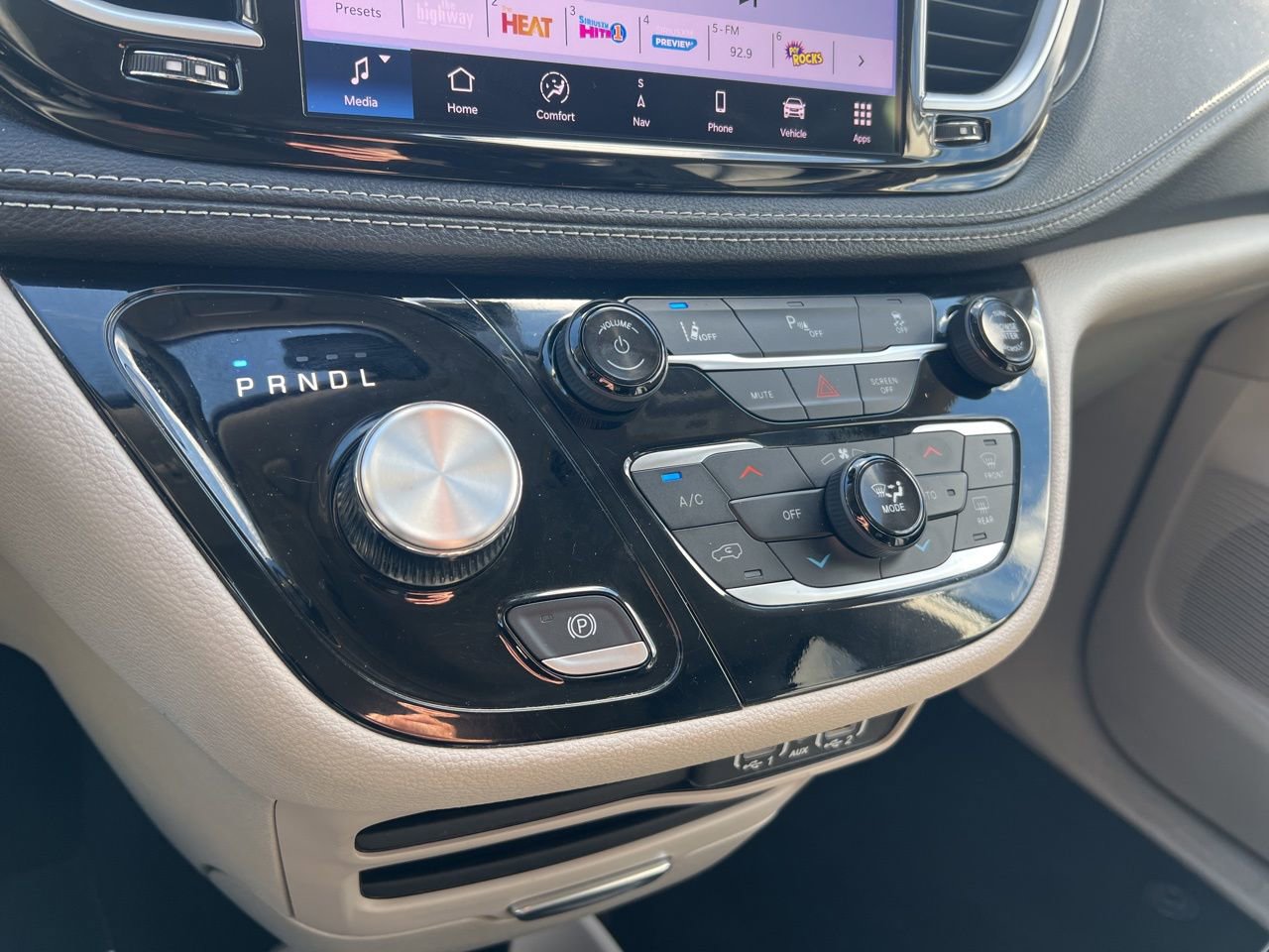 Used 2024 Chrysler Pacifica Select image 28