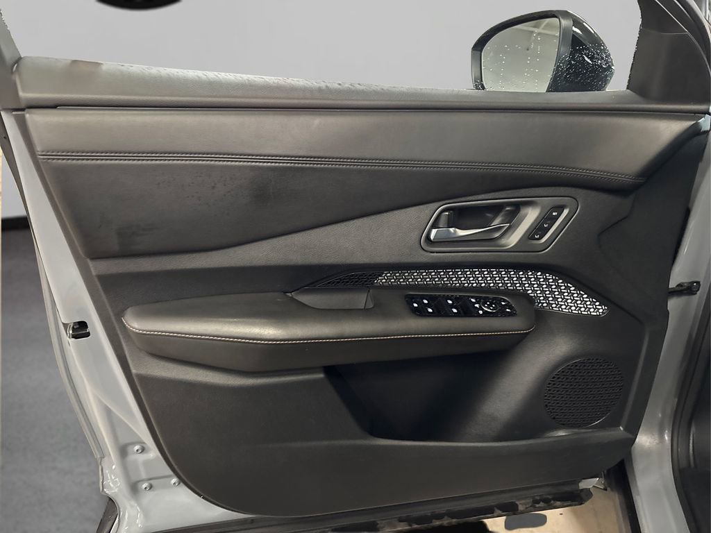 Used 2023 Nissan Ariya FWD image 23