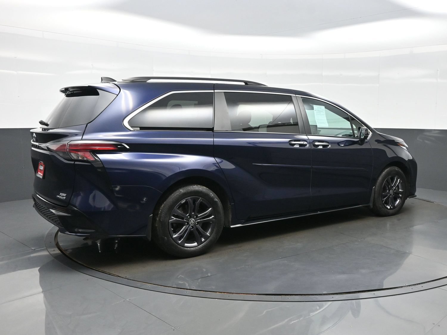 Used 2024 Toyota Sienna XSE AWD/4WD image 6