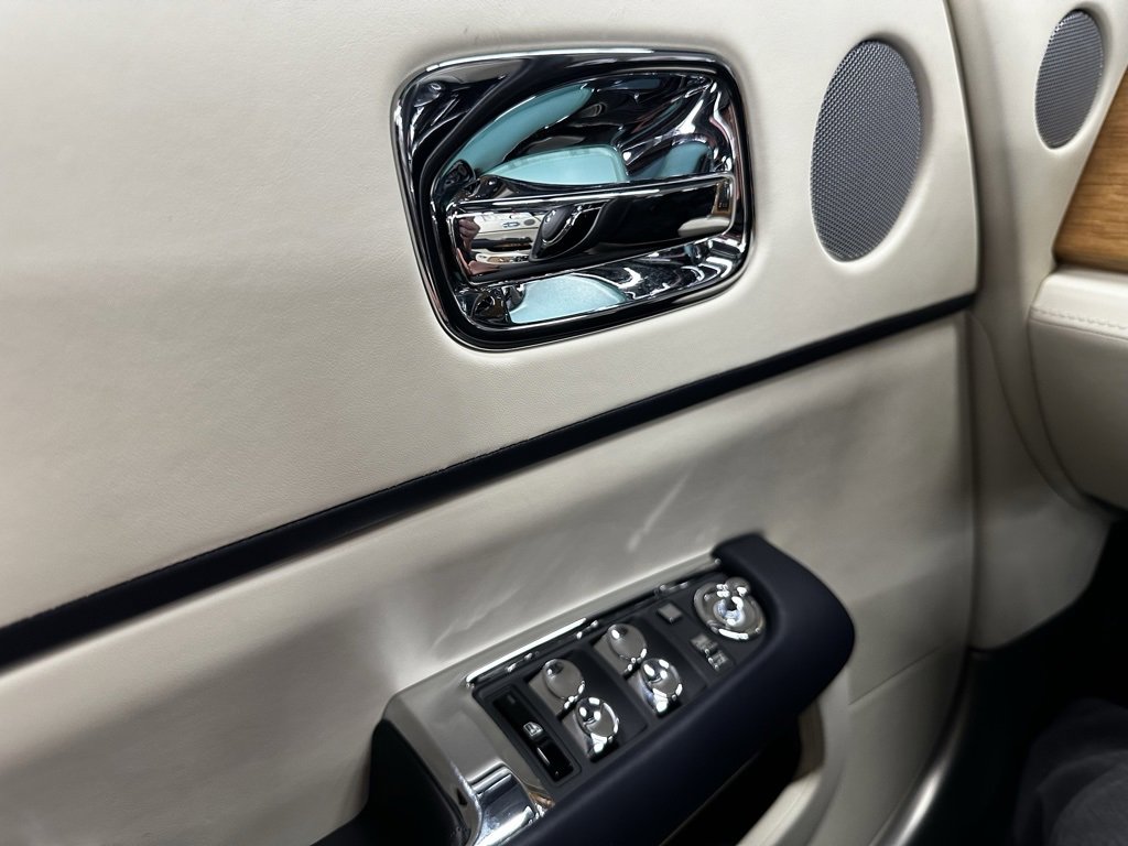 Used 2020 Rolls-Royce Dawn image 38