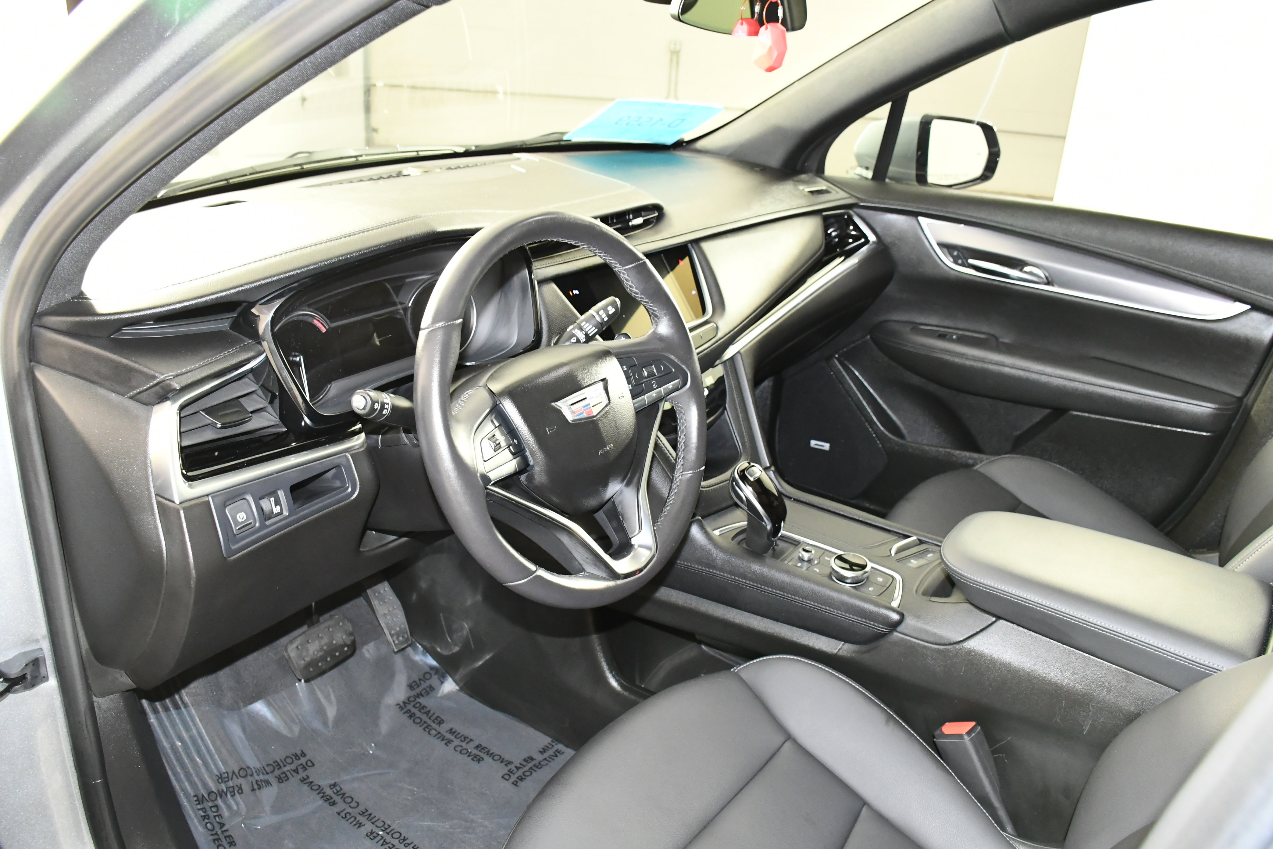 Used 2025 Cadillac XT6 Luxury image 2