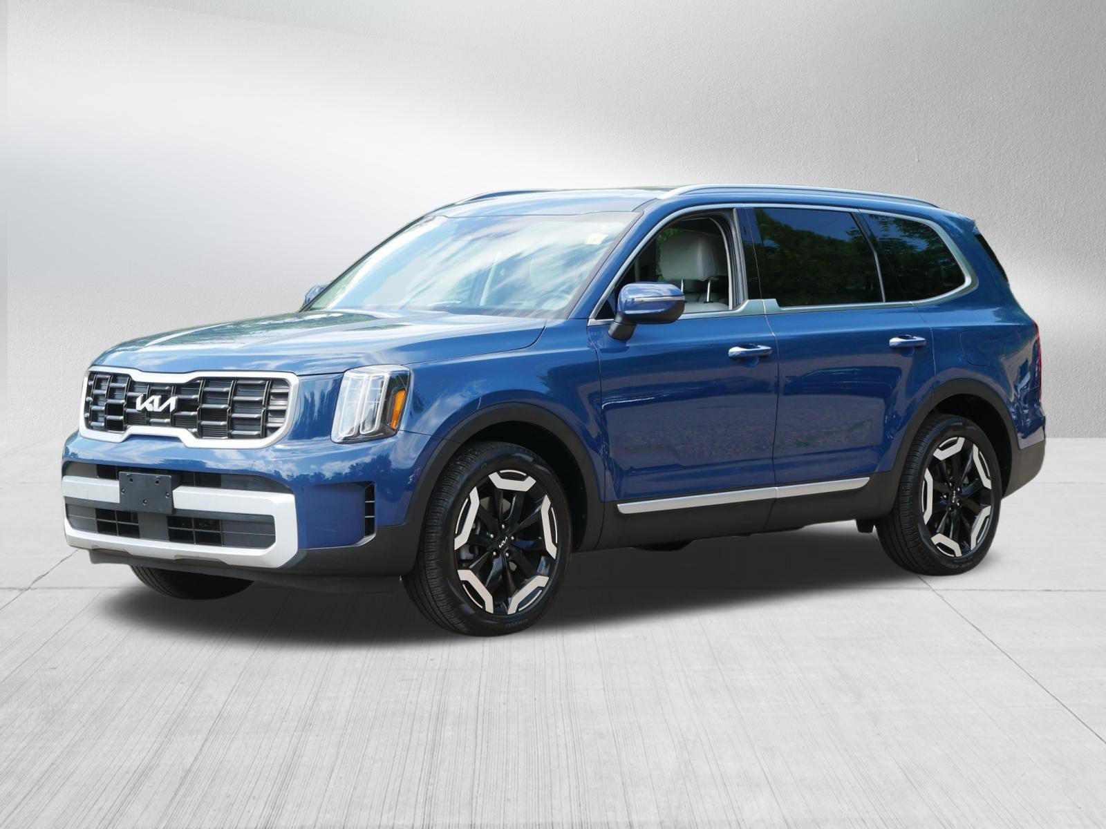 Certified 2024 Kia Telluride S w/ S Sunroof Package AWD/4WD image 3