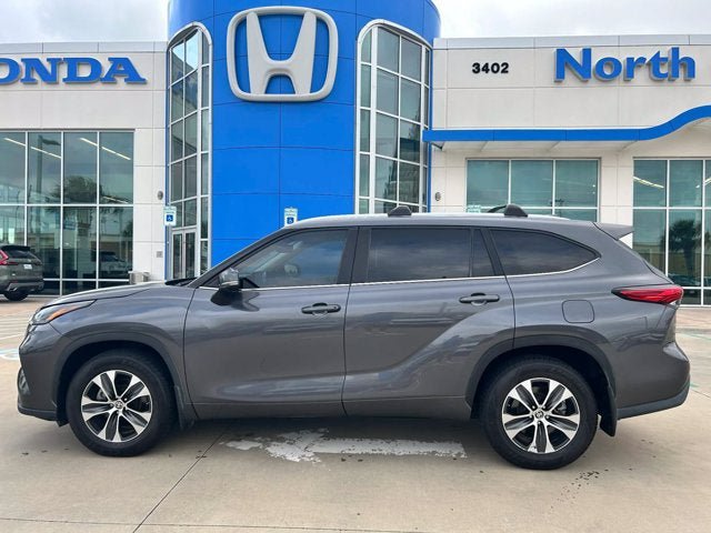 Used 2023 Toyota Highlander XLE FWD image 2