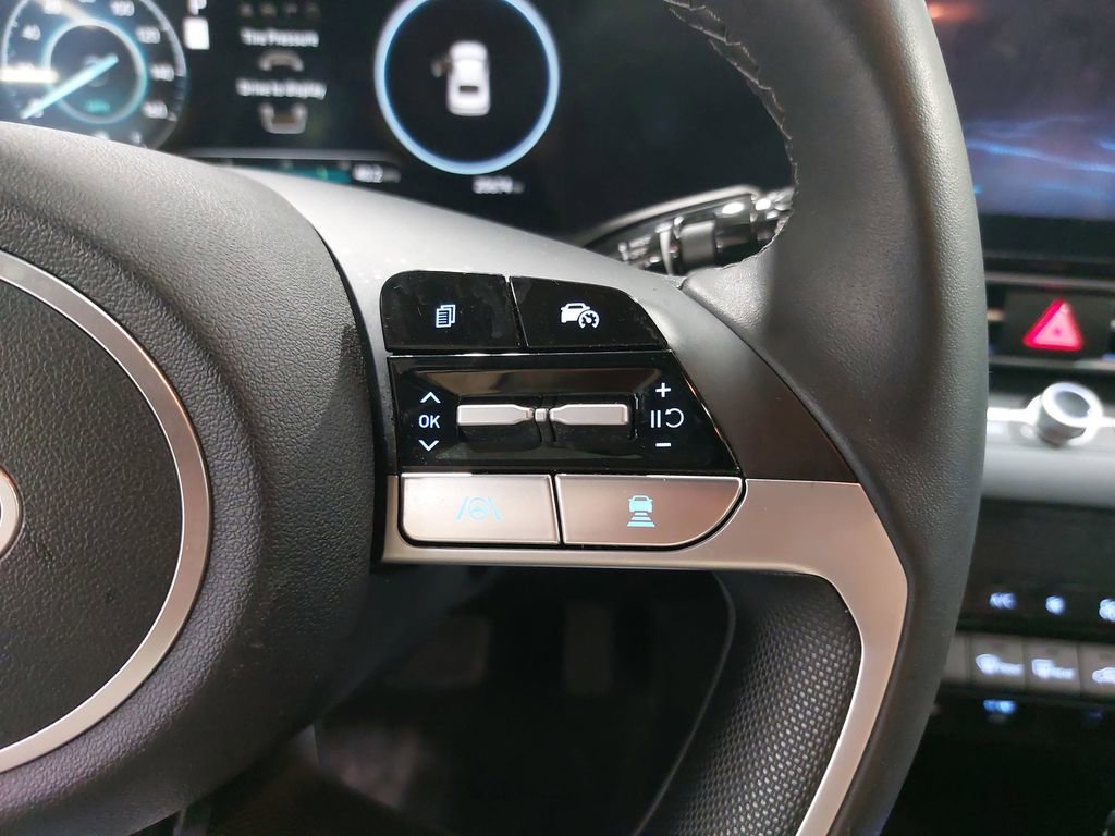 Certified 2025 Hyundai Elantra SEL image 17