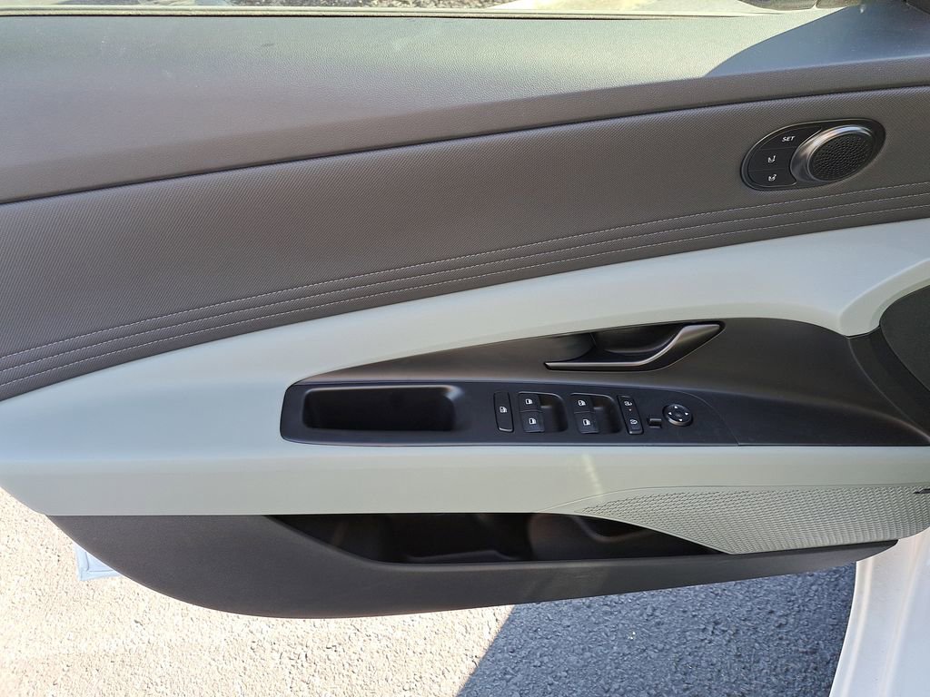 New 2025 Hyundai Elantra Limited image 13