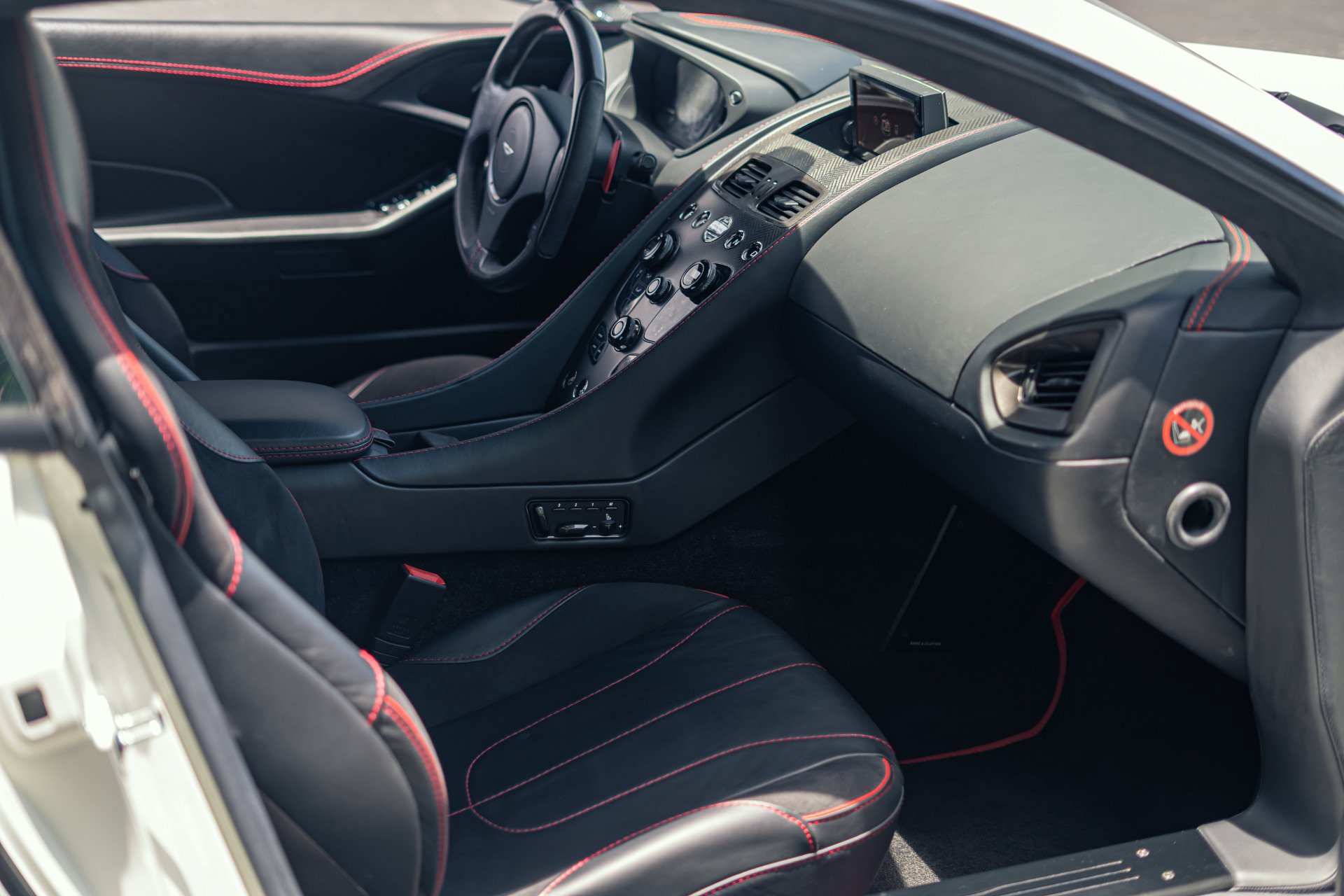 Used 2015 Aston Martin Vanquish Coupe RWD image 2