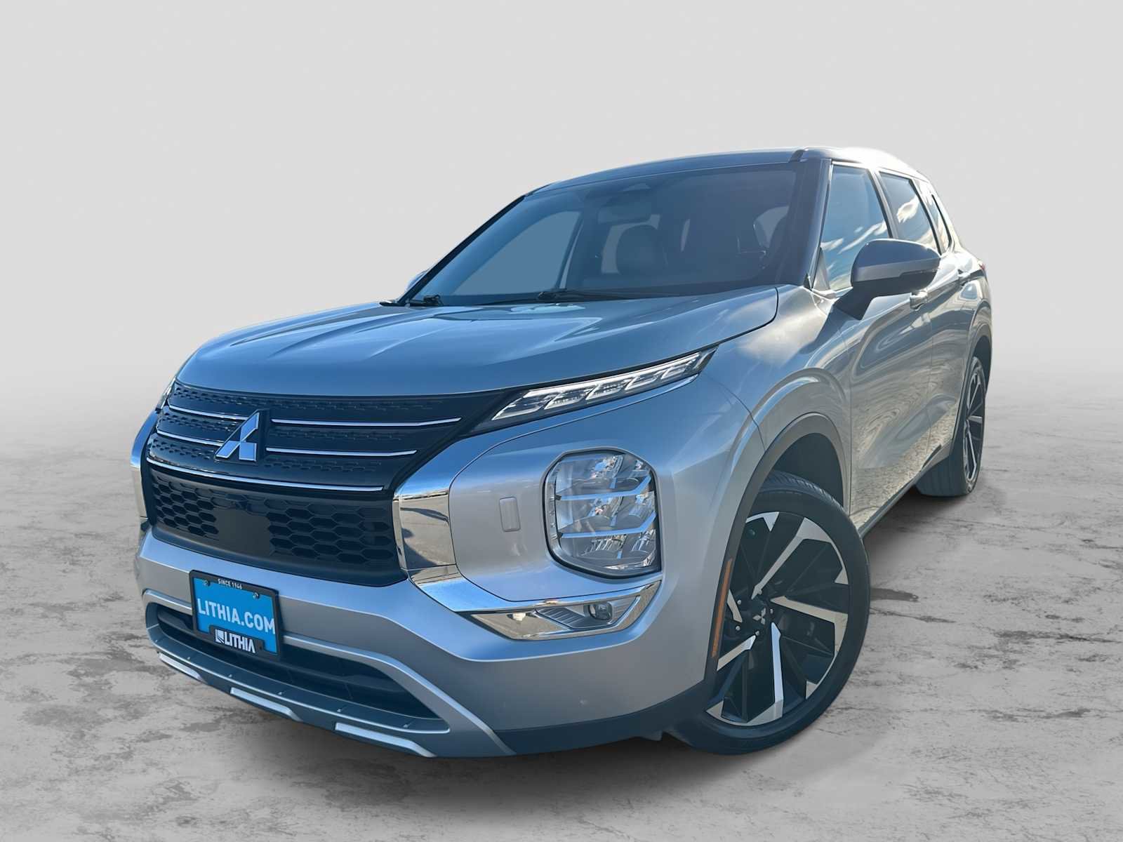 Used 2023 Mitsubishi Outlander SE image 1