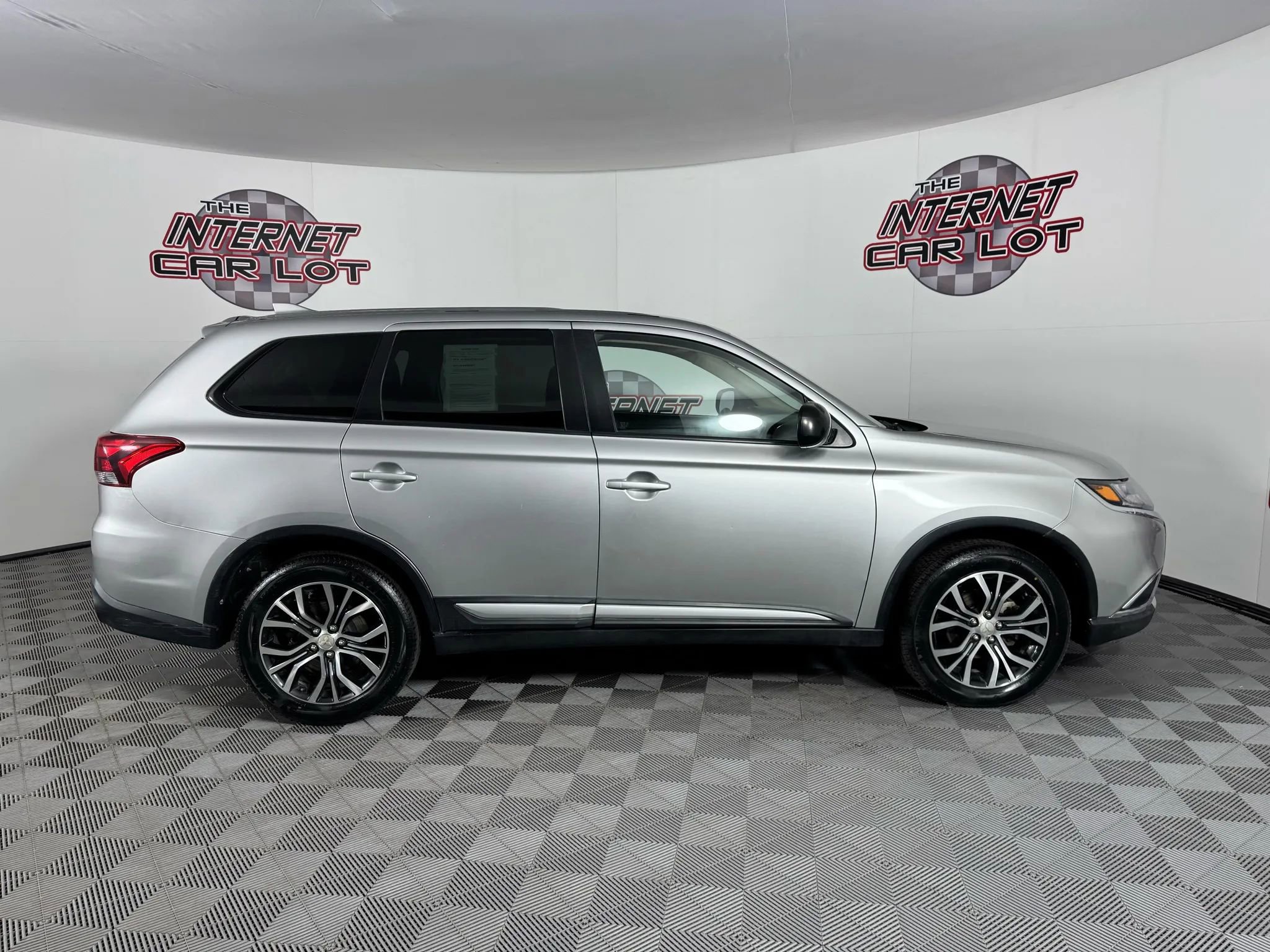 Used 2018 Mitsubishi Outlander ES image 8