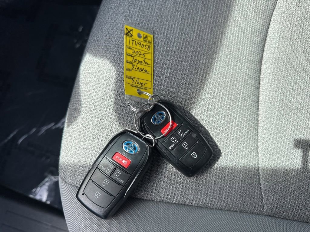Used 2025 Toyota Sienna LE FWD image 32