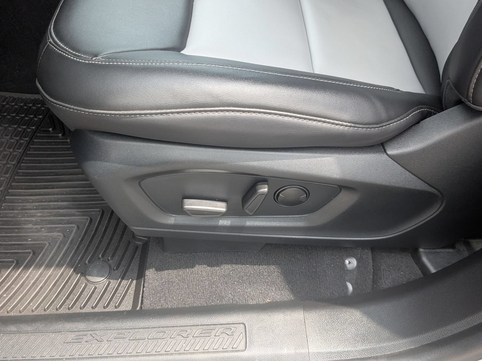 Used 2023 Ford Explorer XLT w/ Equipment Group 202A AWD/4WD image 14