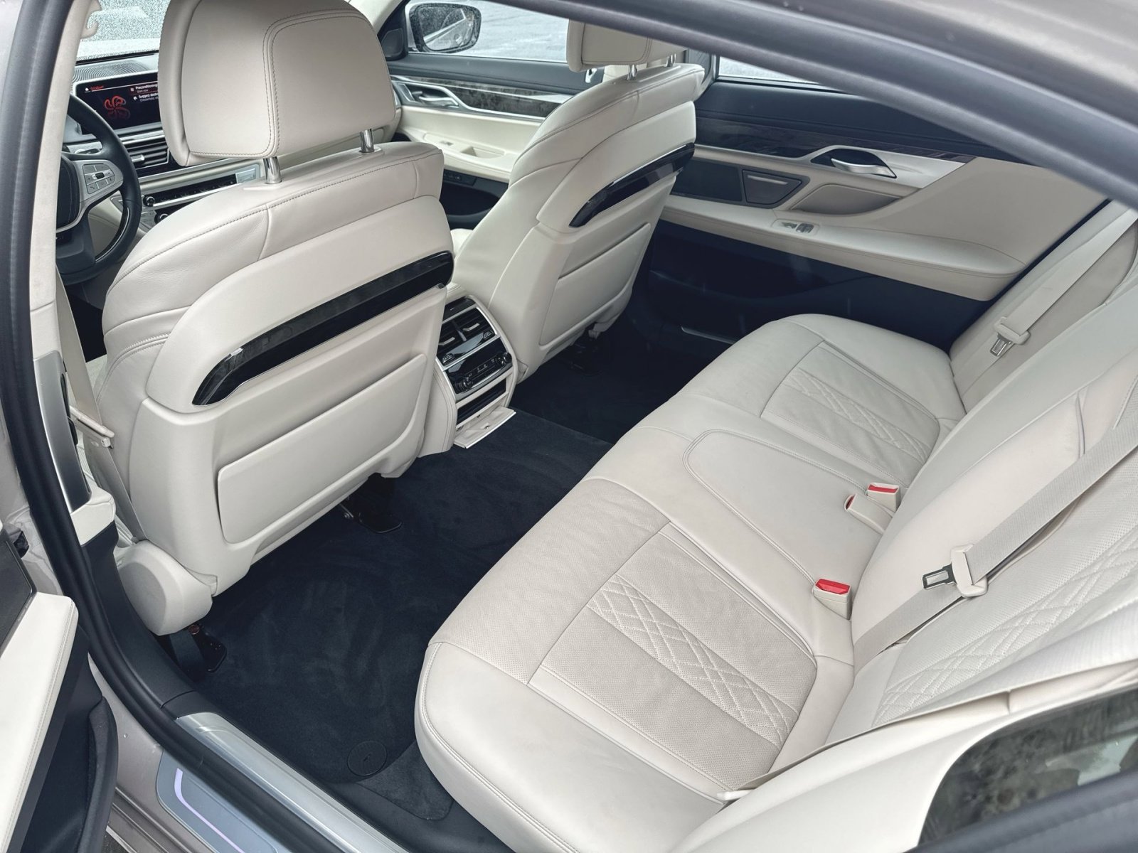 Used 2021 BMW 750i xDrive w/ Executive Package image 25