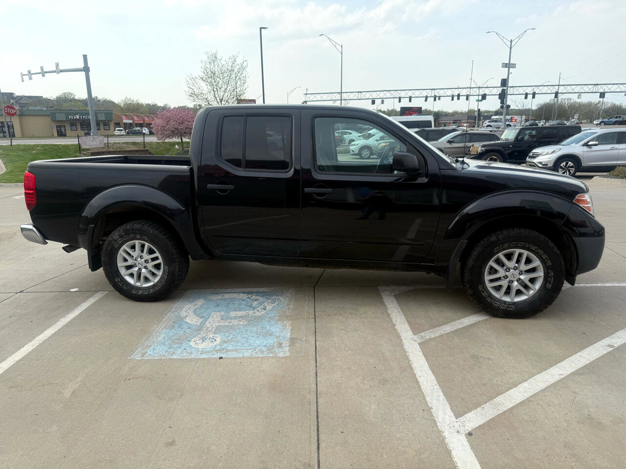 Used 2019 Nissan Frontier SV image 2