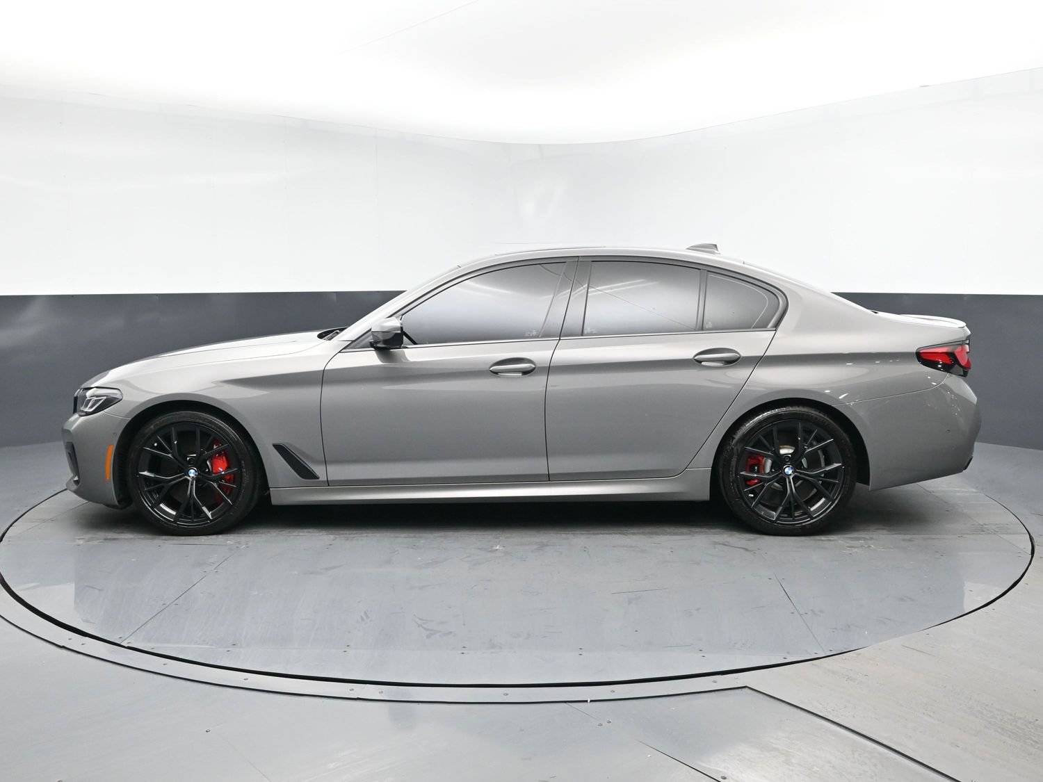 Used 2022 BMW M550i xDrive w/ Shadowloine Package AWD/4WD image 4