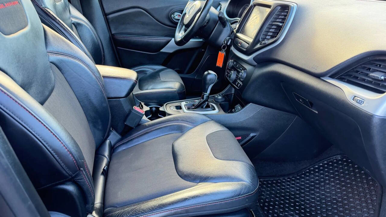 Used 2017 Jeep Cherokee Trailhawk w/ Cold Weather Group image 32