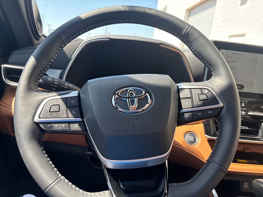 Used 2025 Toyota Highlander Platinum image 18