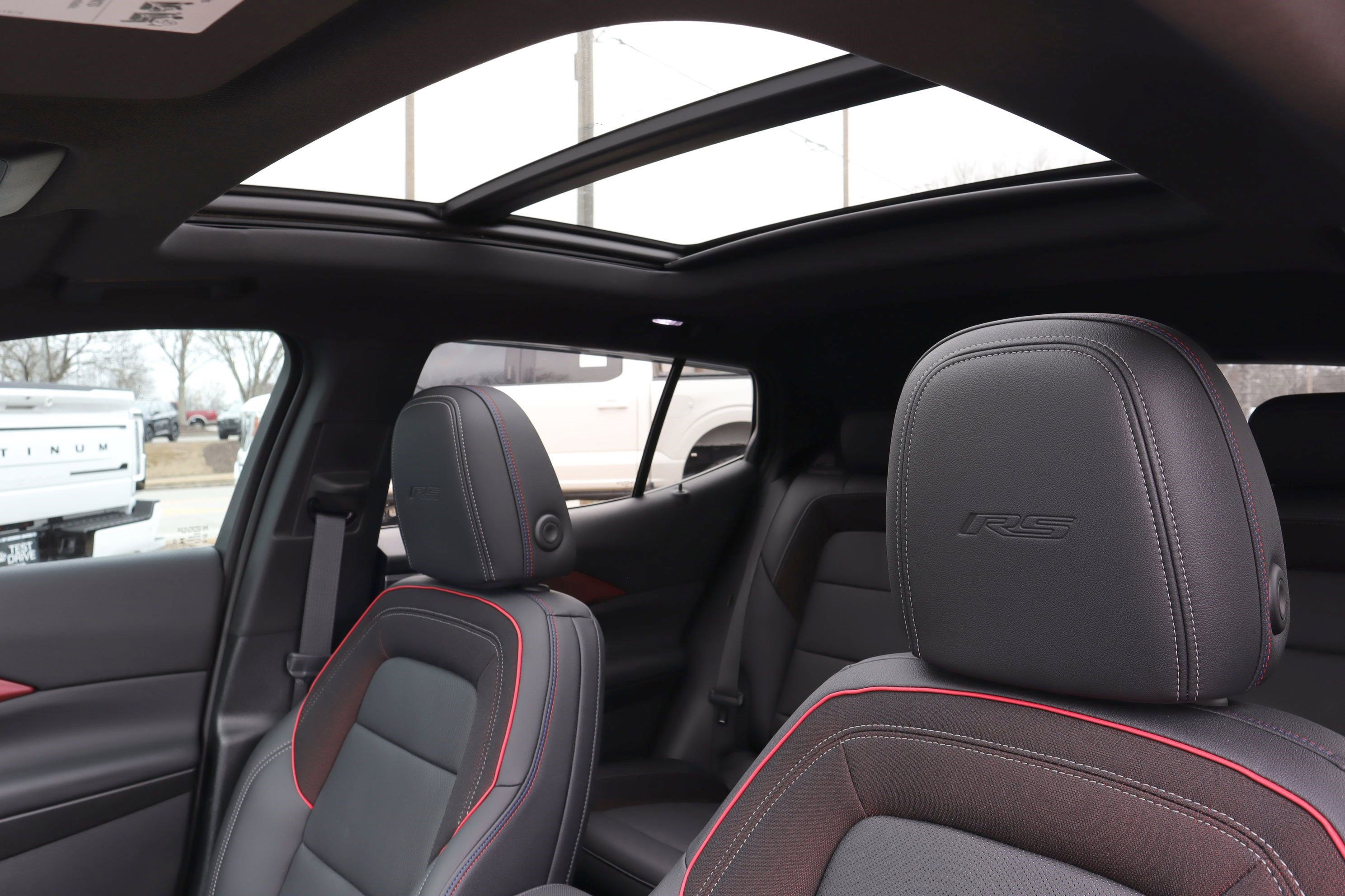 Used 2025 Chevrolet Equinox EV RS w/ Convenience Package II image 7