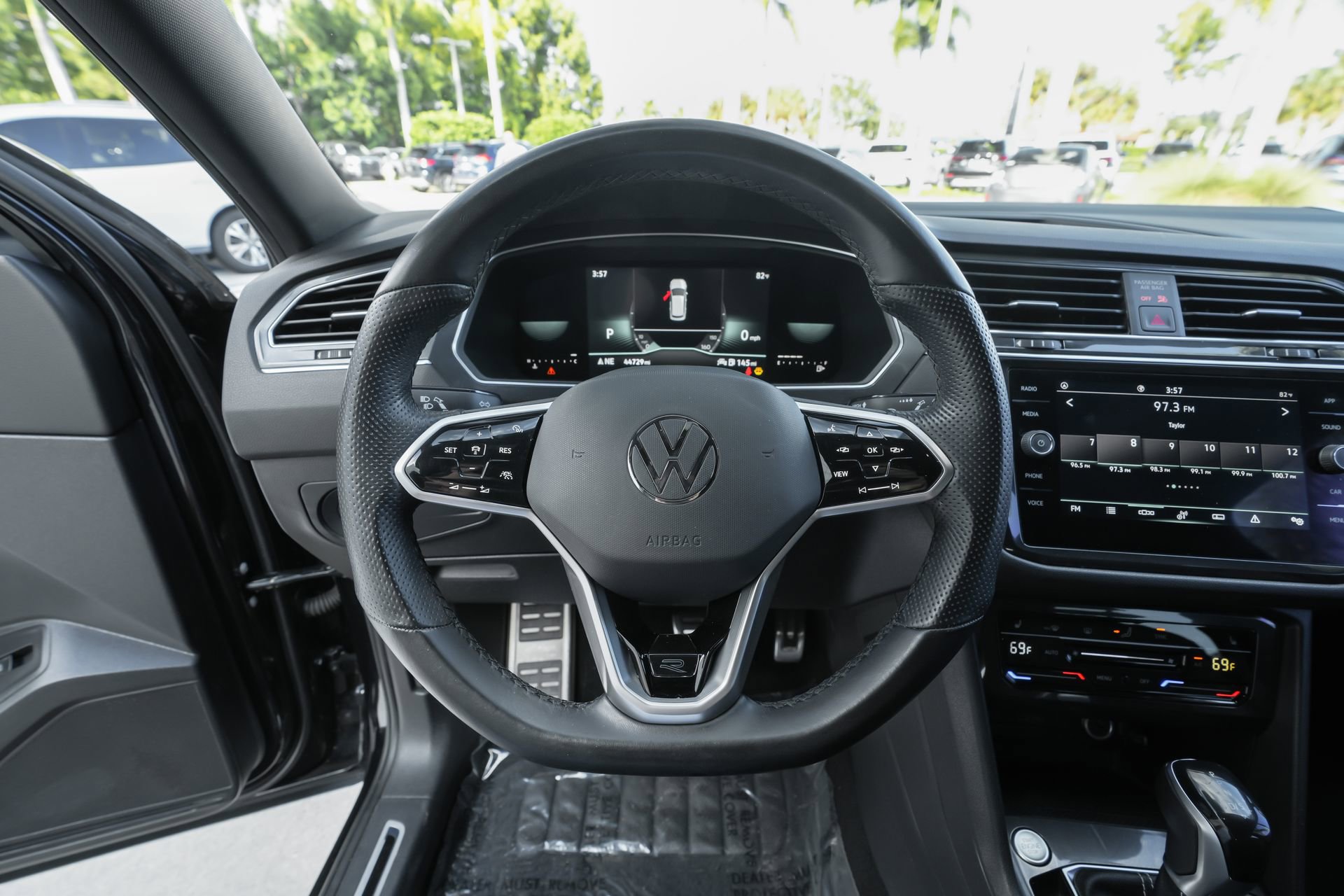 Used 2022 Volkswagen Tiguan SE R-Line image 9