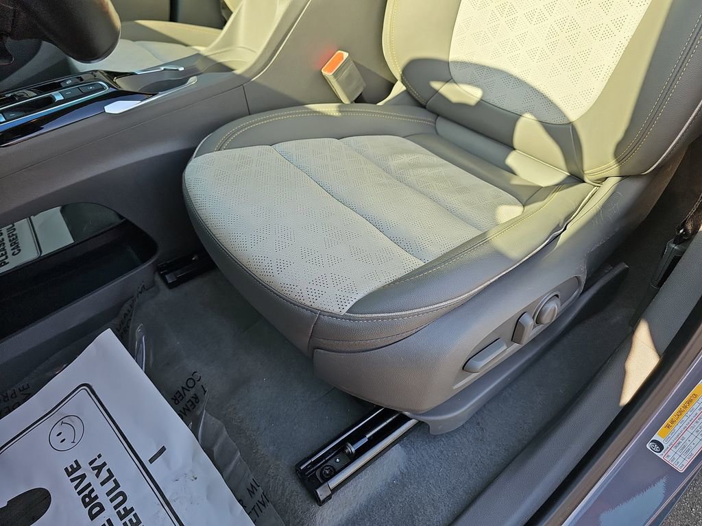 Used 2022 Chevrolet Bolt EUV Premier w/ Launch Edition image 32