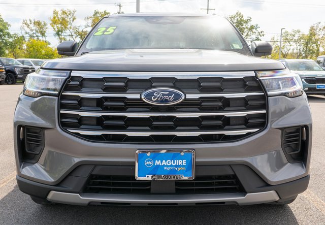 Used 2025 Ford Explorer Active AWD/4WD image 3