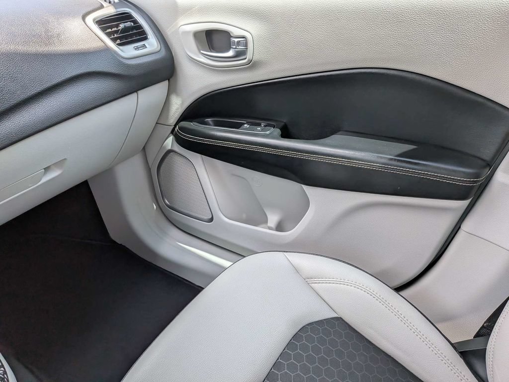 Used 2019 Jeep Compass Latitude FWD image 19
