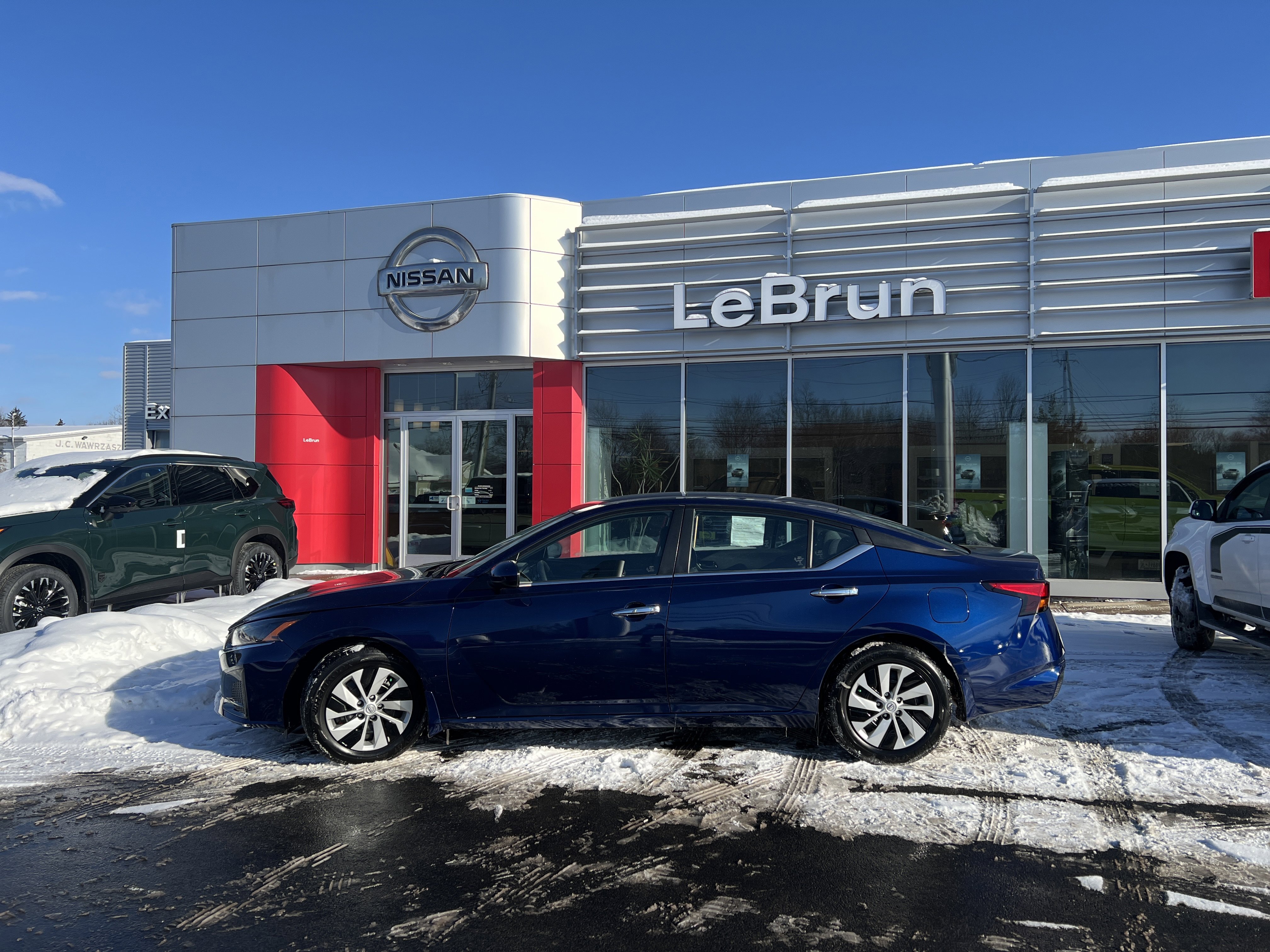 Used 2023 Nissan Altima 2.5 S image 2