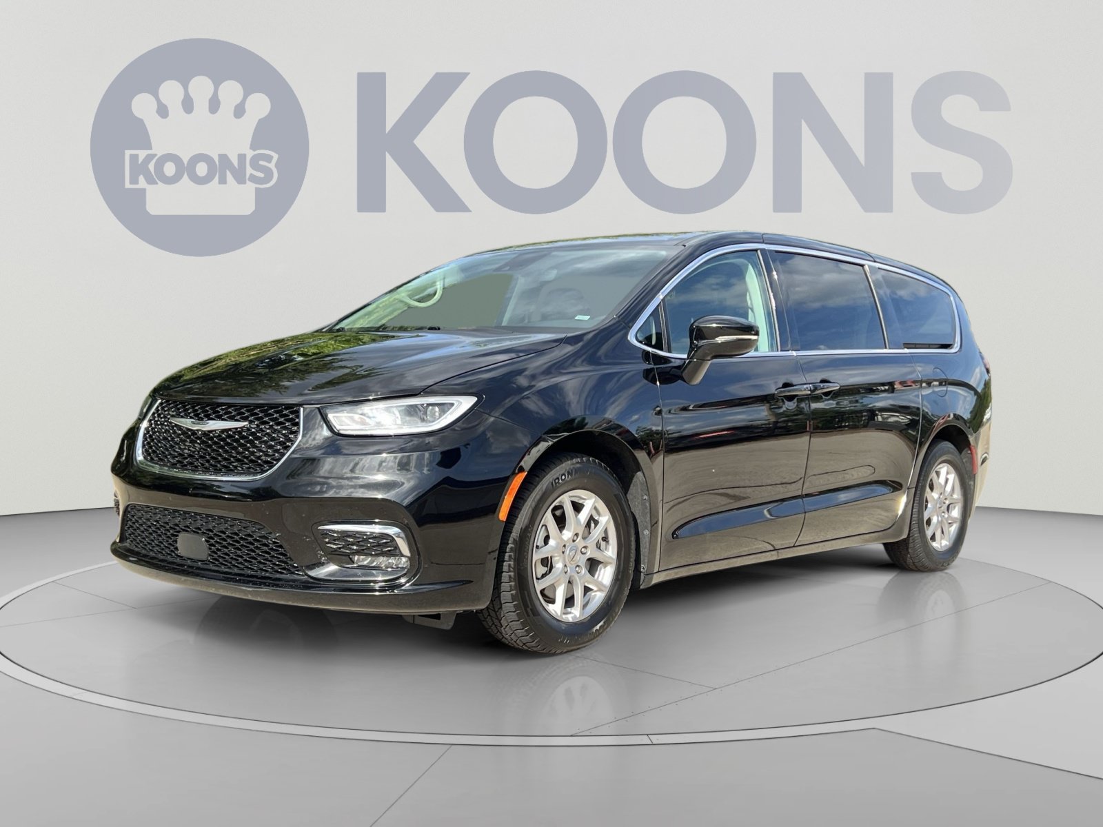 Used 2024 Chrysler Pacifica Touring-L FWD image 1