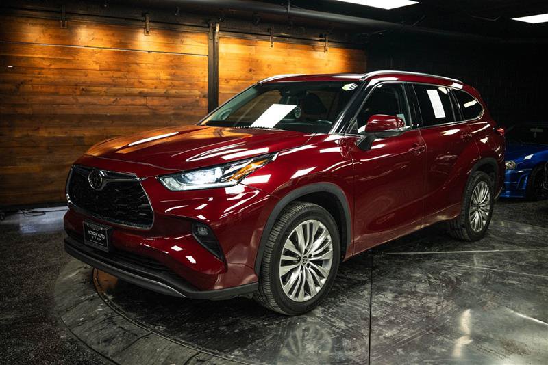 Used 2022 Toyota Highlander Platinum FWD image 2